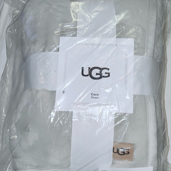 UGG large 50x70 Throw Blanket - Picture 1 of 3